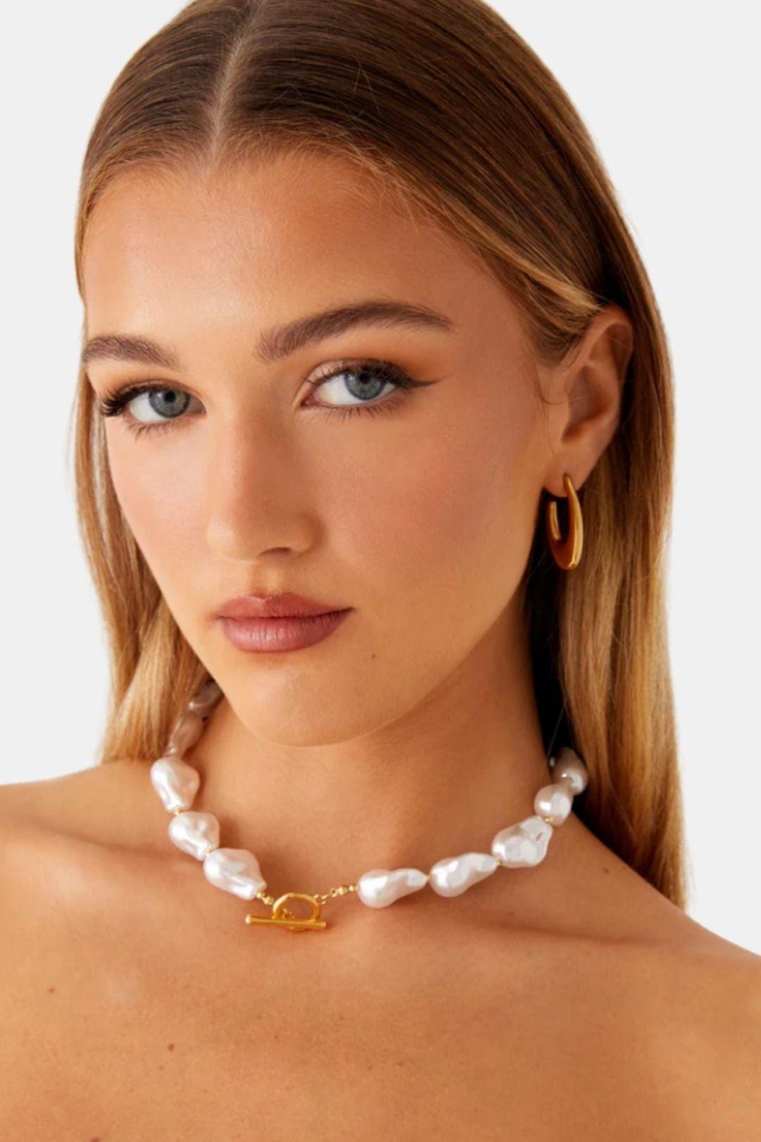Amaris – Gold Pearl Necklace