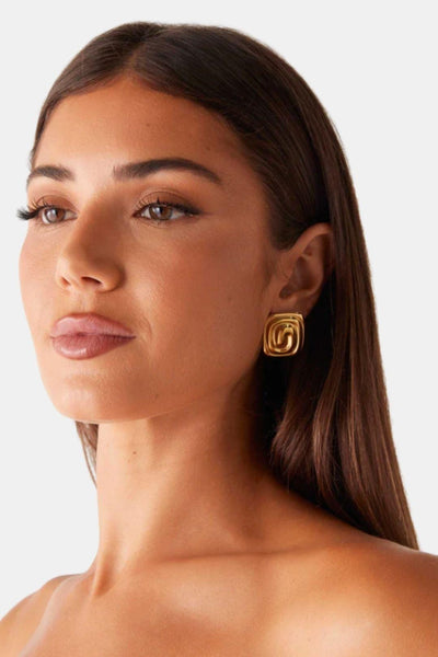 Daria – Gold Geometric Stud Earrings
