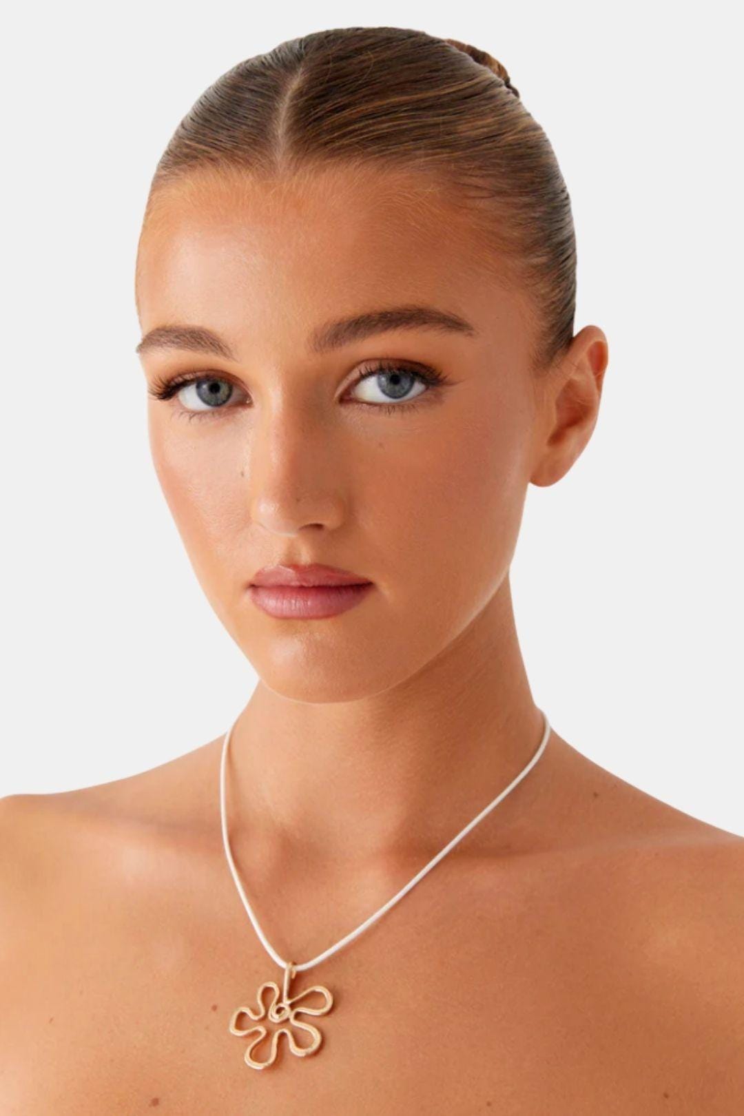 Kaila – Gold Flower Pendant Necklace