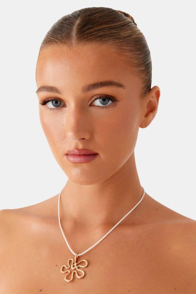 Kaila – Gold Flower Pendant Necklace