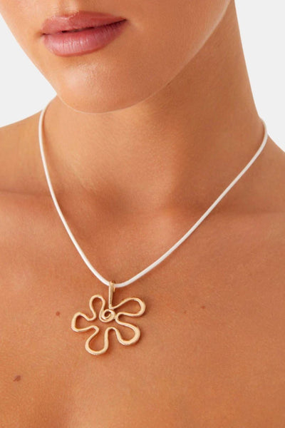 Kaila – Gold Flower Pendant Necklace
