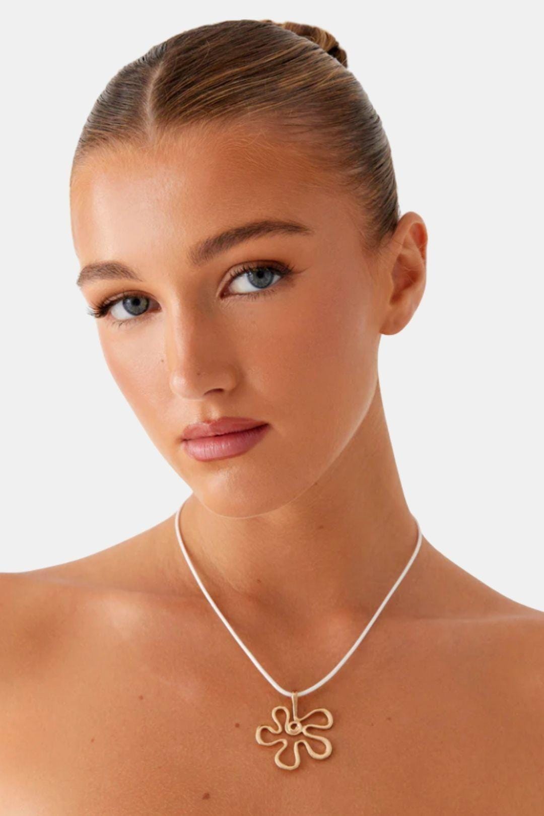 Kaila – Gold Flower Pendant Necklace