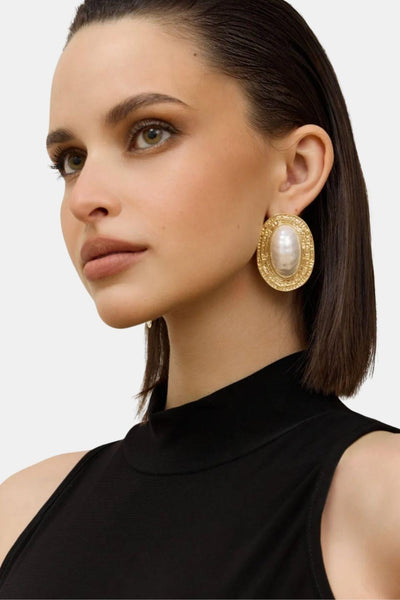Michelle – Gold Textured Pearl Stud Earrings