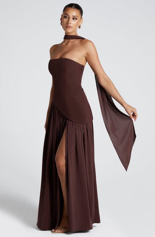 Nerina – Elegant Strapless Maxi Dress in Brown