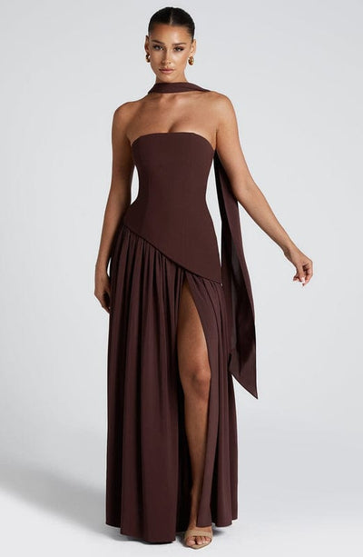 Nerina – Elegant Strapless Maxi Dress in Brown