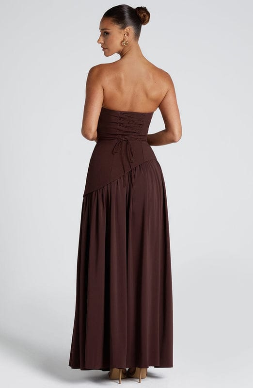 Nerina – Elegant Strapless Maxi Dress in Brown