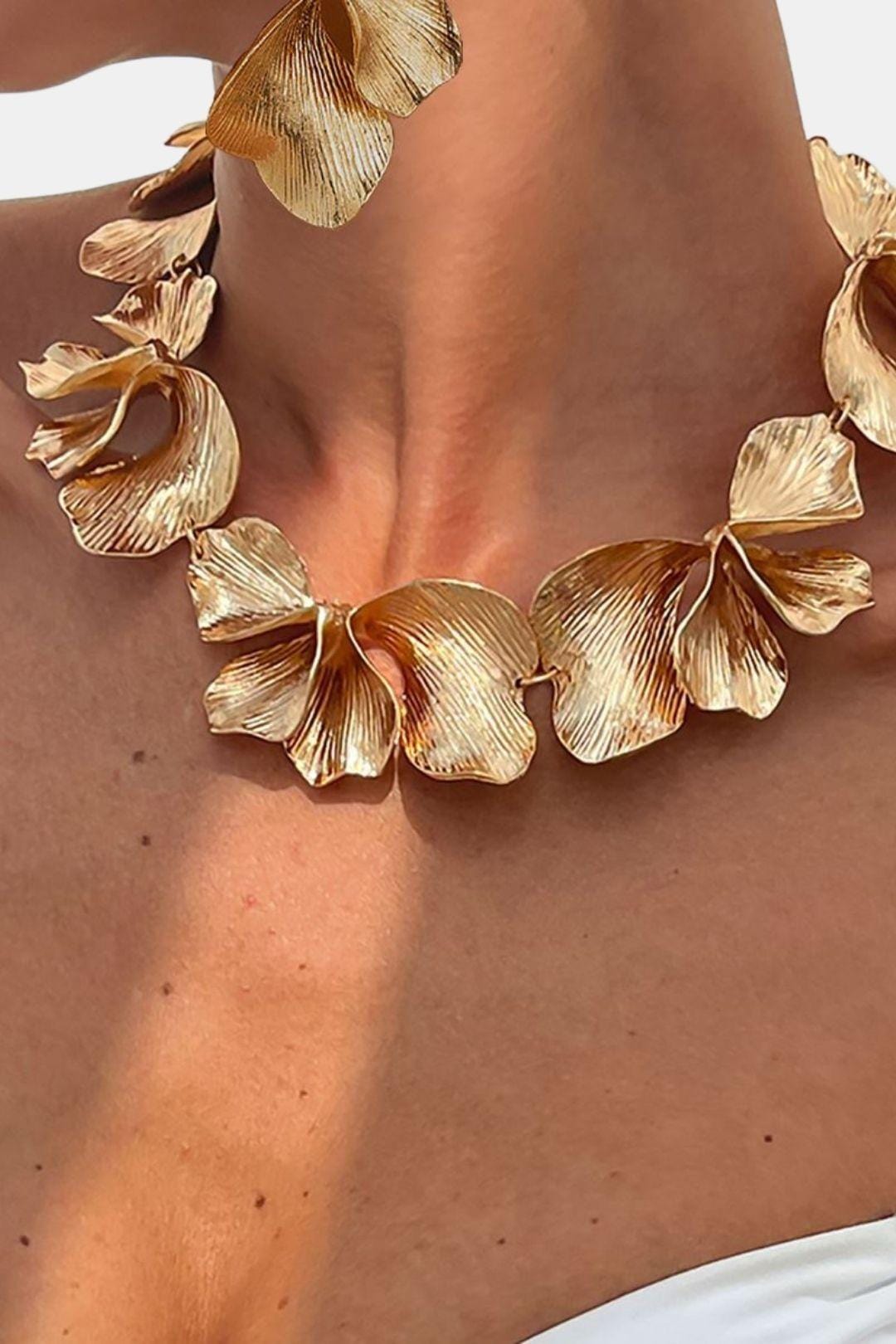 Solenne – Gold Textured Flower Petal Necklace